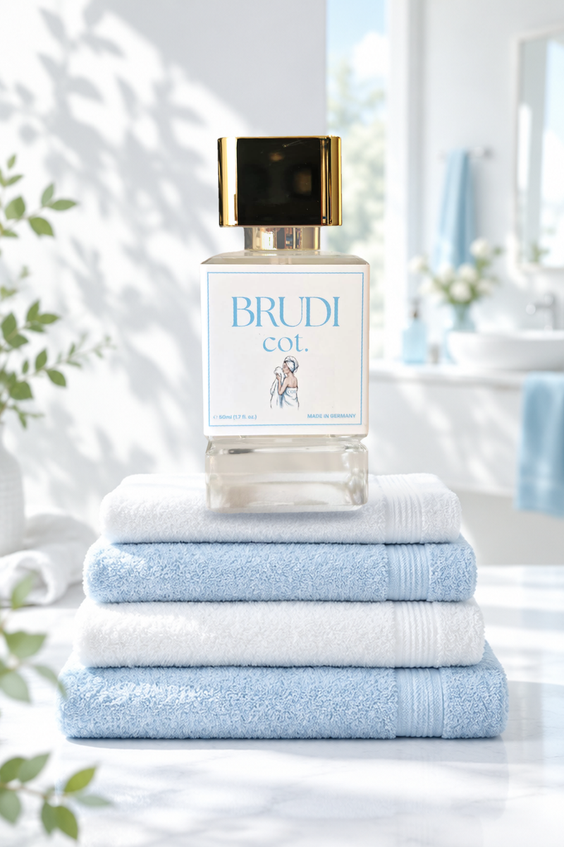 cot. – Parfum von brudi Duftmanufaktur, Flakon auf weißen und hellblauen Handtüchern